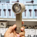 طراحی مدرن پنکه دستی شارژی مدل M11 با بدنه سبک و قابل حمل