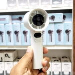پنکه دستی شارژی M11 در رنگ‌های سفید، خاکستری و سبز پاستیلی